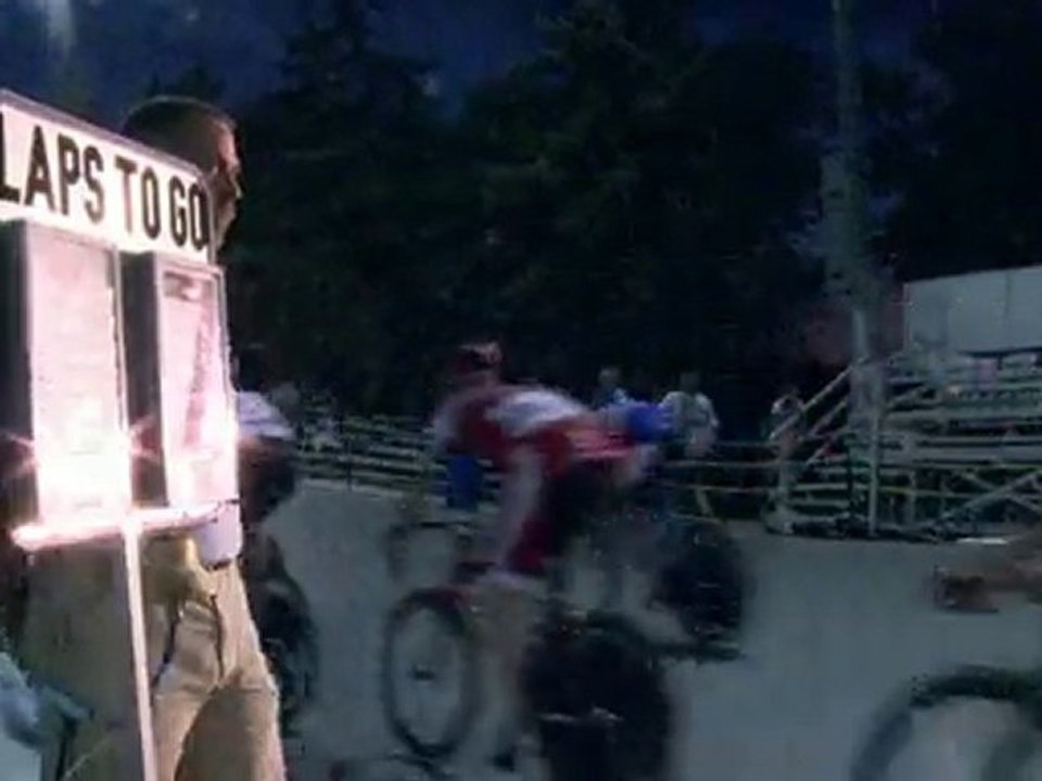 Speed cycling at the Northbrook Velodrome