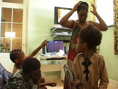 LES CHEVEUX COUPÉS # Mère et fille