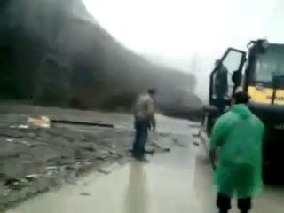 Çamura gömülen kamyonda can pazarı