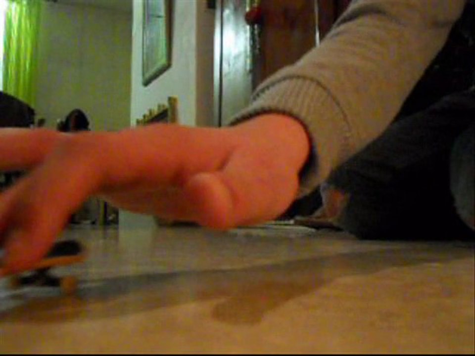 ollie-one fingerskate