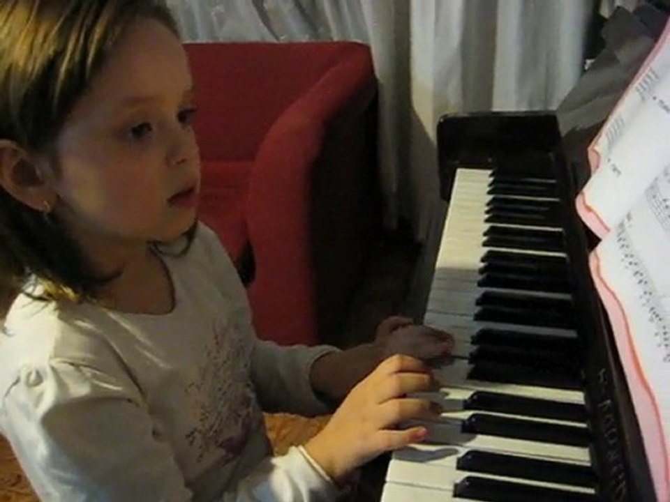 Lale Adamadze(6 years old)plays piano/piyano çalıyor...