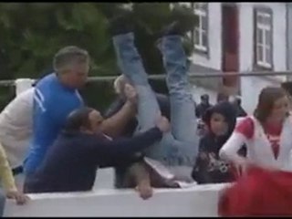 Sen misin boğalarla dalga geçen!