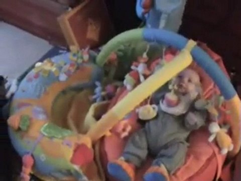 201001 JO ET ELLIOTT JOUENT AU TAPIS D'EVEIL