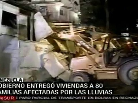 Chávez entrega casas a damnificados por lluvias