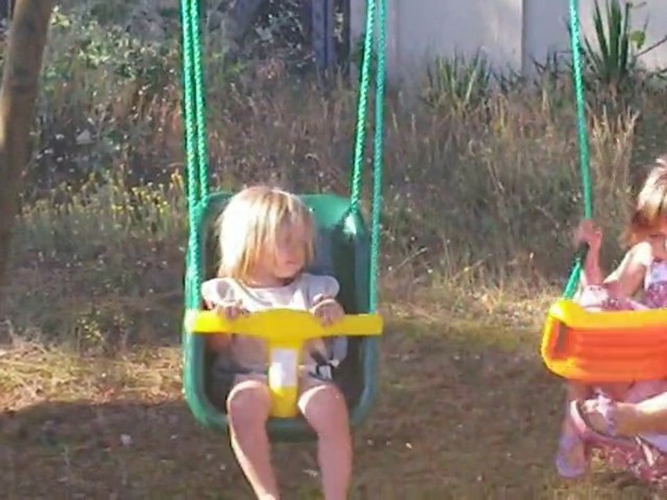 Zoé et Tess se balancent au soleil