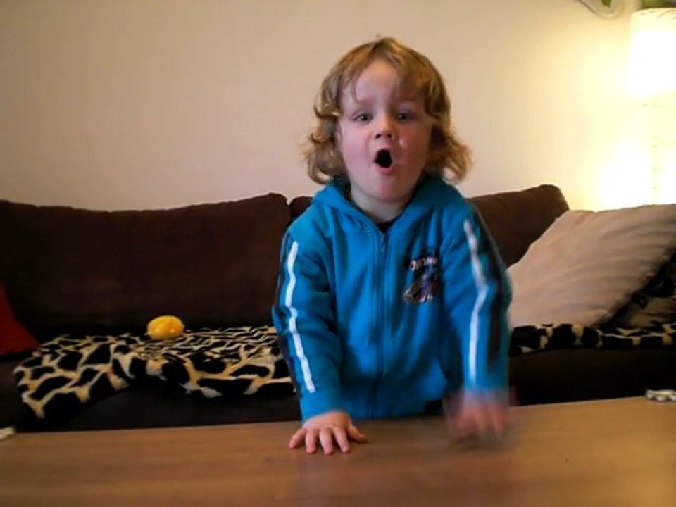 Mika singing _Mit Fingerchen_