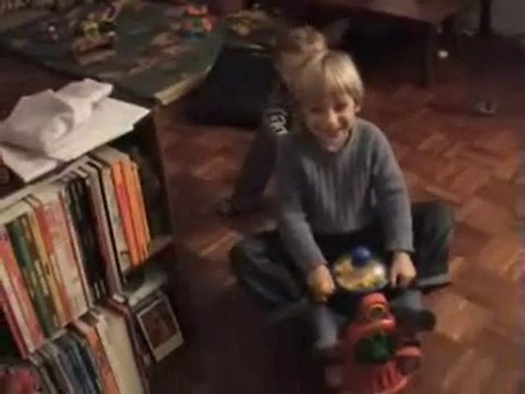 201008 ELLIOTT EN PORTEUR POUSSE PAR JO