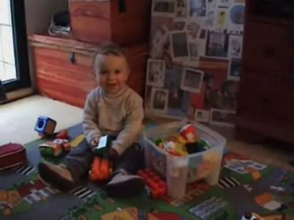 201010 JO JOUE AVEC SES LEGO