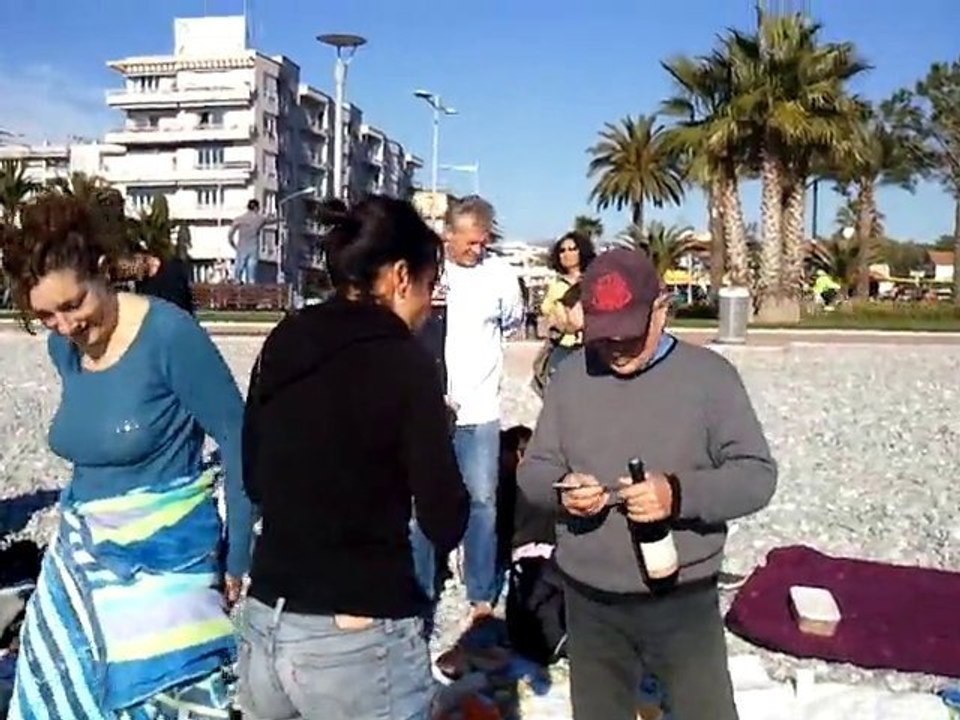 Notre Aznavour débouche une bouteille