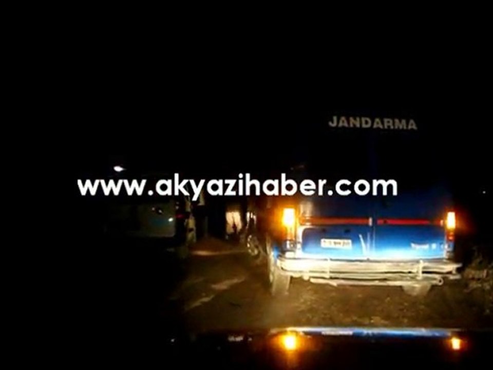 Kamyon hırsızlarını kovalayan polisler kaza yaptı