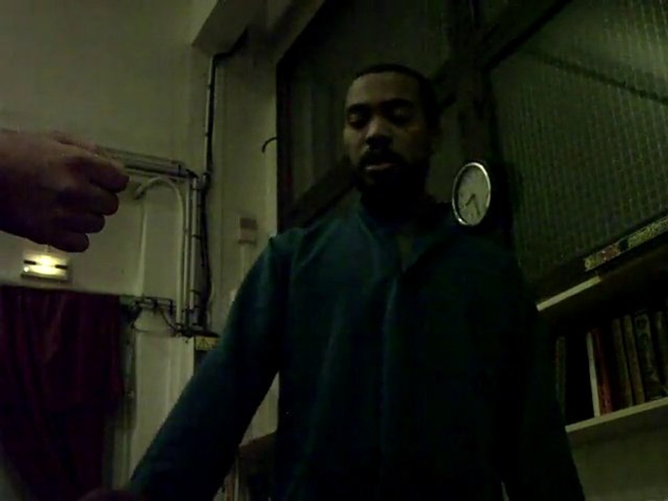 Mohamed Bajrafil -  Prier avec ses chaussures