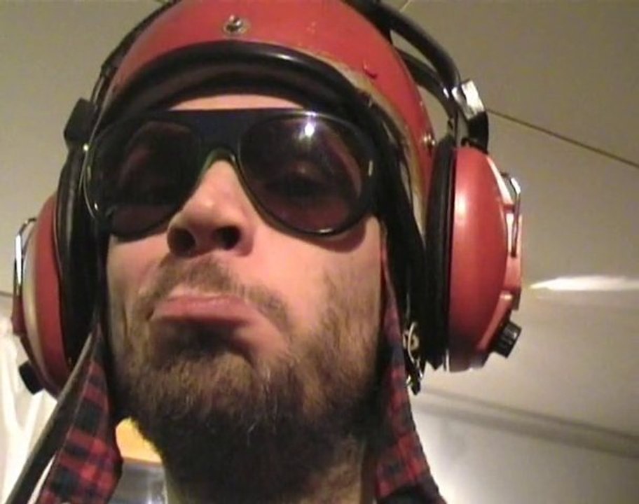 Das Actionteam zimmert neue Lieder in ner  Hütte