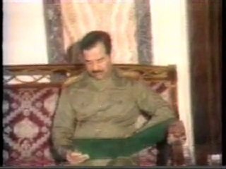 Rumsfeld serre la main à Saddam (1983)