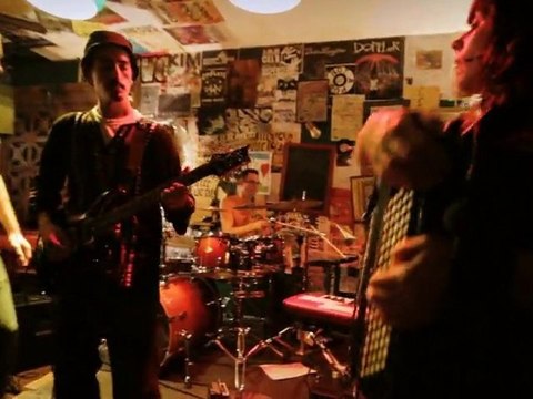 Un Bruit Qui Court - La France n'aime pas les... - MundiCore