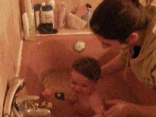 tatie me donne le bain