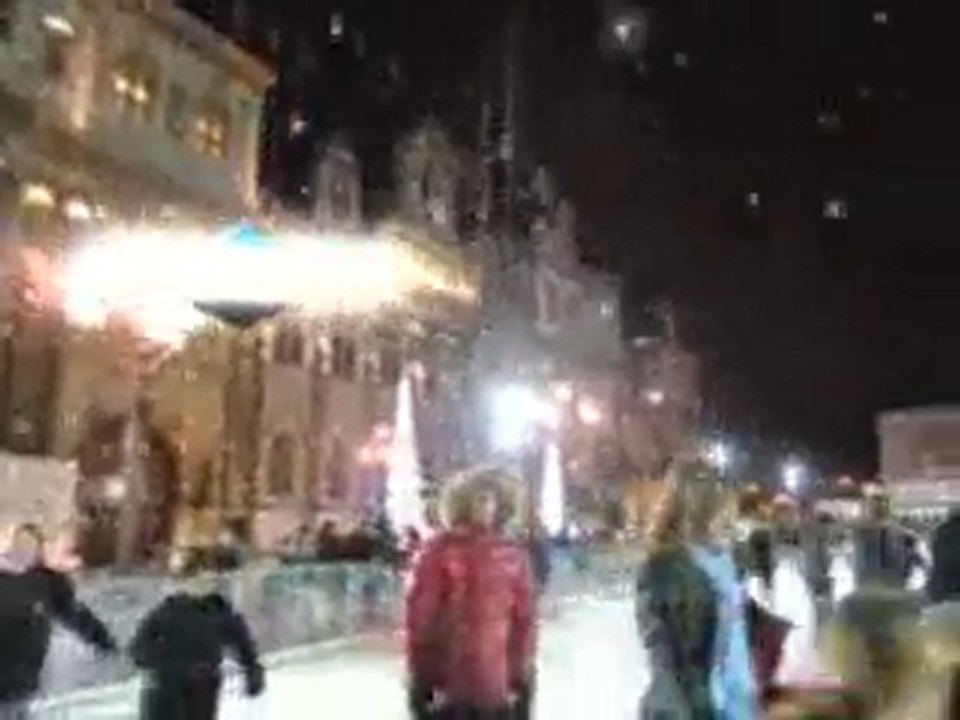 chouette ca une patinoire devant la mairie de paris !!!
