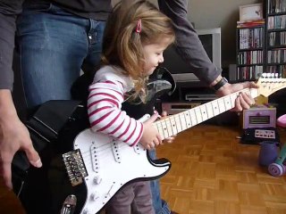 002 - Lilith chante et s'accompagne à la guitare !