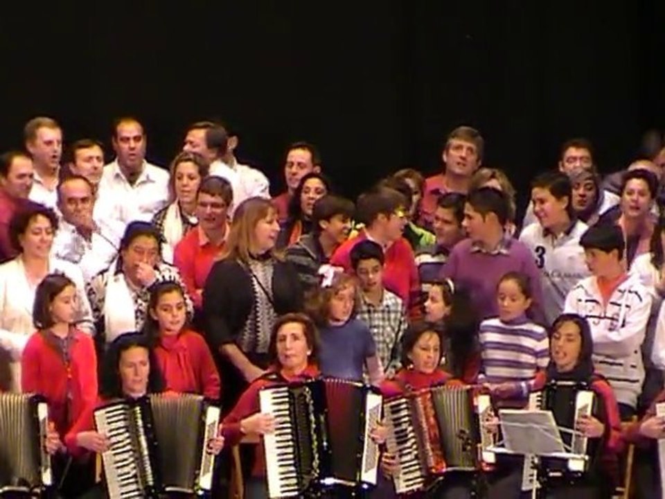 Todos los participantes cantan un villancico