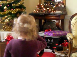 Clotilde téléphone aux copains