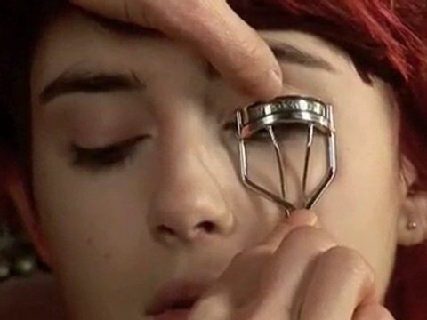 How To Wear Bright Lipstick