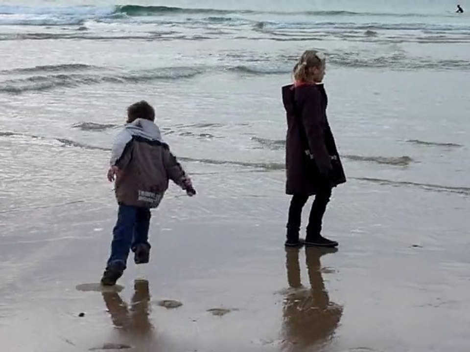 20101212 Clara et Nico à la plage Lacanau
