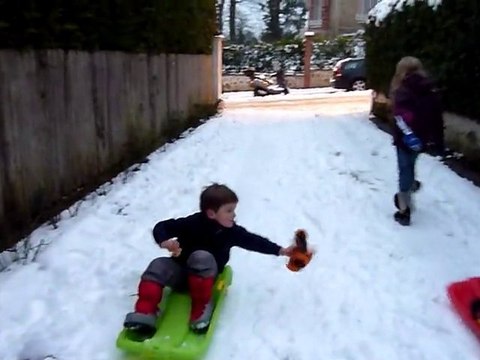 20101220 Clara tire Romain en luge Garches