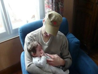 Solène mangerait bien le doigt de Tonton Chris