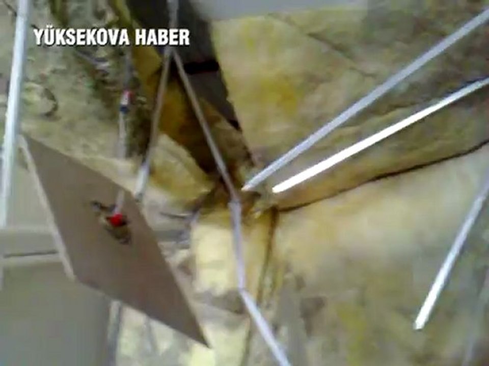 Öğrenciler dersteyken okulun tavanı çöktü - YÜKSEKOVA HABER