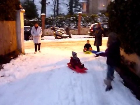 20101220 Nico et Romain font la course en luge Garches