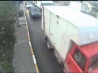 Taksici kaçtı, köpek yardım istedi - (ibretlik)