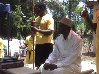 2°) Sa Majesté NDOUMBE Marcelin (reçoit l'onction du Peuple)