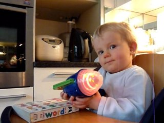 20101222 Romain et son pistolet de Buzz l'eclair Garches