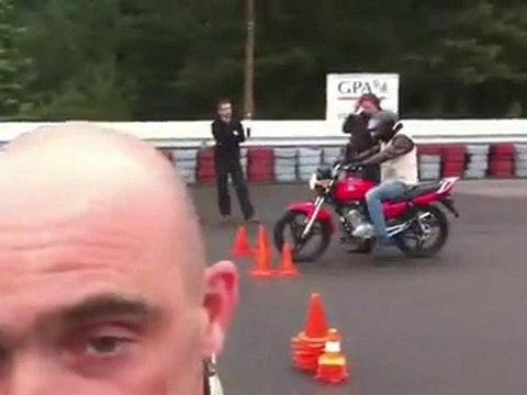 Il passe son permis moto en roue arriere