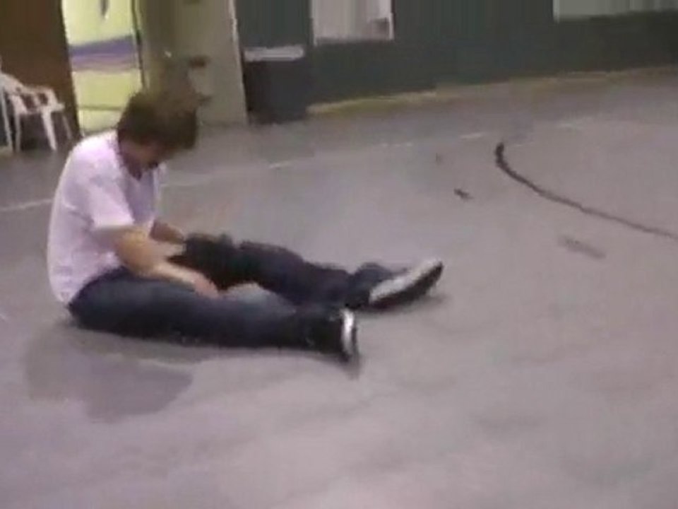 Un skateur retombe sur son bras