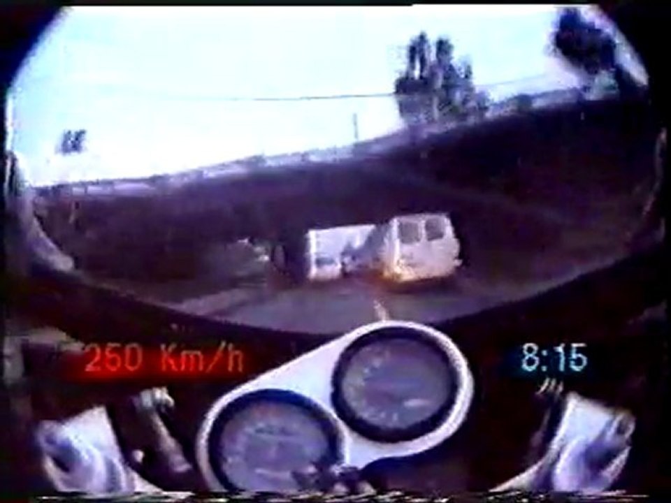 [衝撃映像]高速を250キロですり抜けするバイク　この男の反射神経は神業すごい！