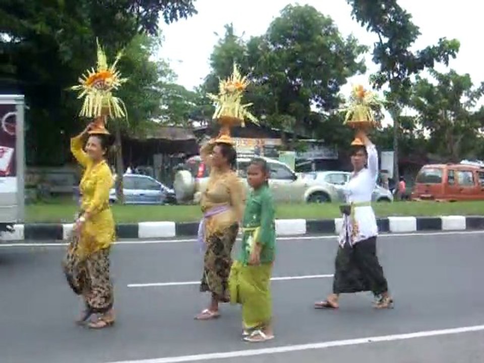 Bali procession Hindouiste  le 4-1-2011