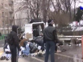 Des islamistes se prosternent devant le drapeau français