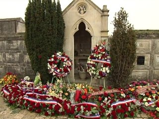 La présidentielle en tête, le PS "uni" pour honorer Mitterrand