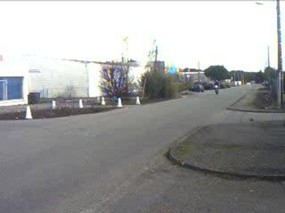 Wheeling a kerpont debout sur la selle