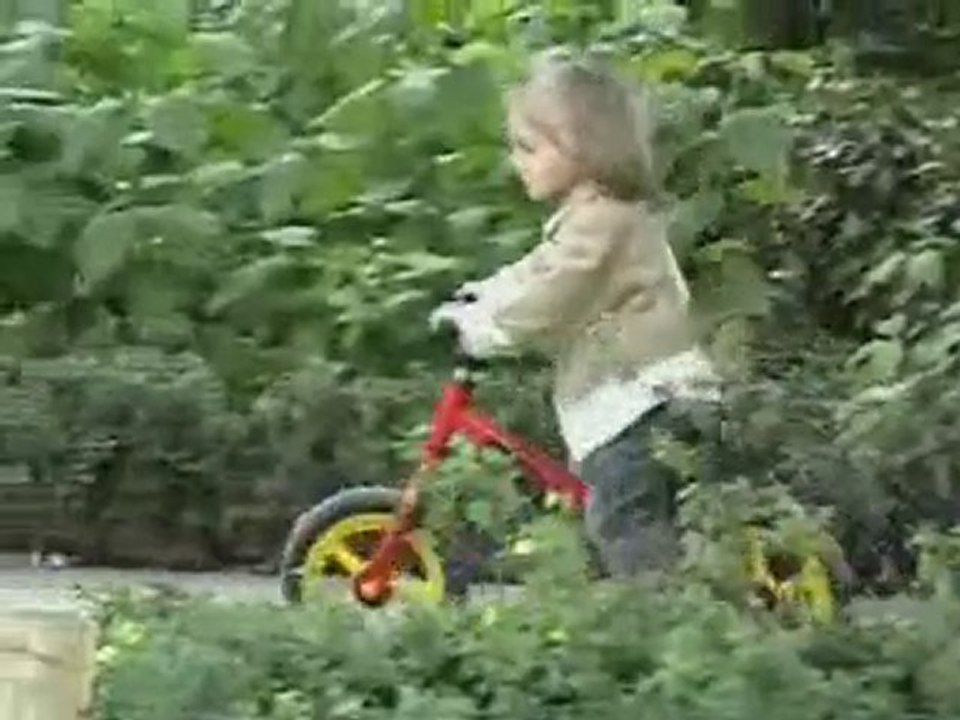 200808 ELLIOTT FAIT DU VELO SANS PEDALE