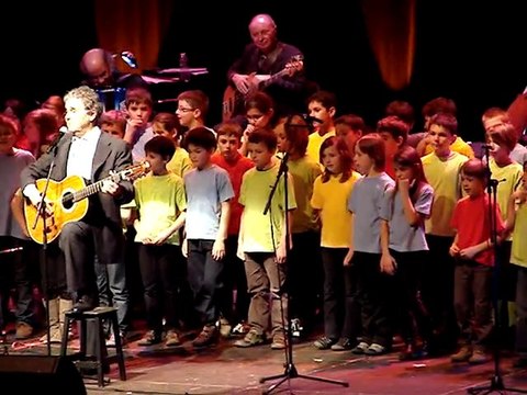 Pierre Perret et les enfants de l'école Jules Ferry
