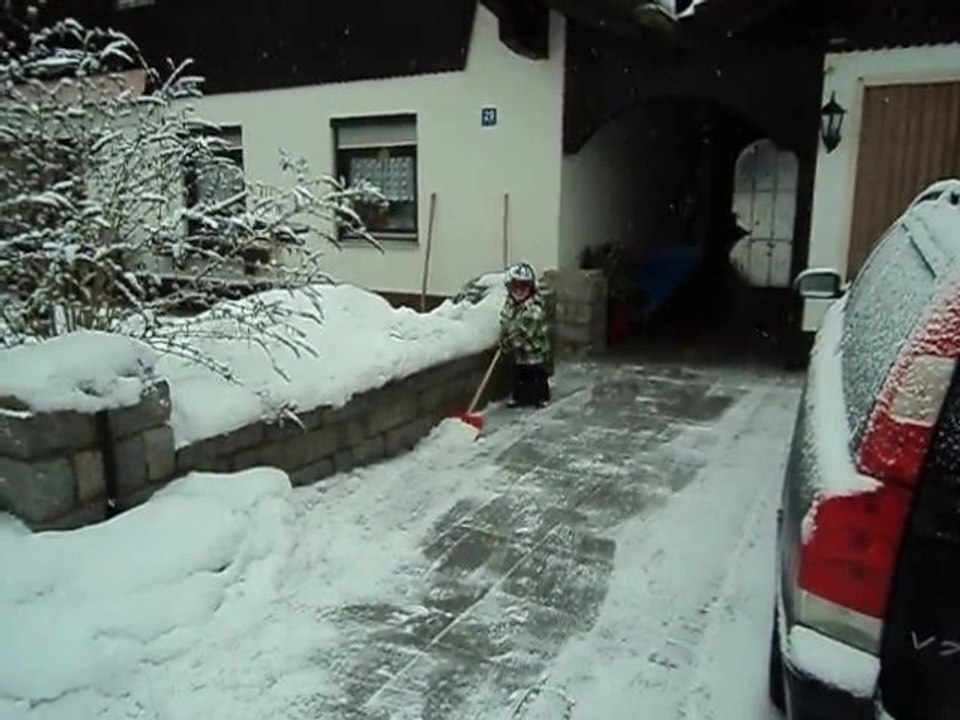 Matthias degage l'entree