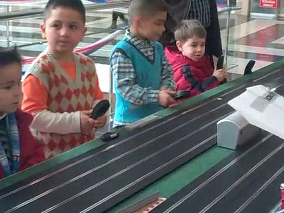 emircan ve gökdeniz  araba yarışı yapıyor.09.01.2011