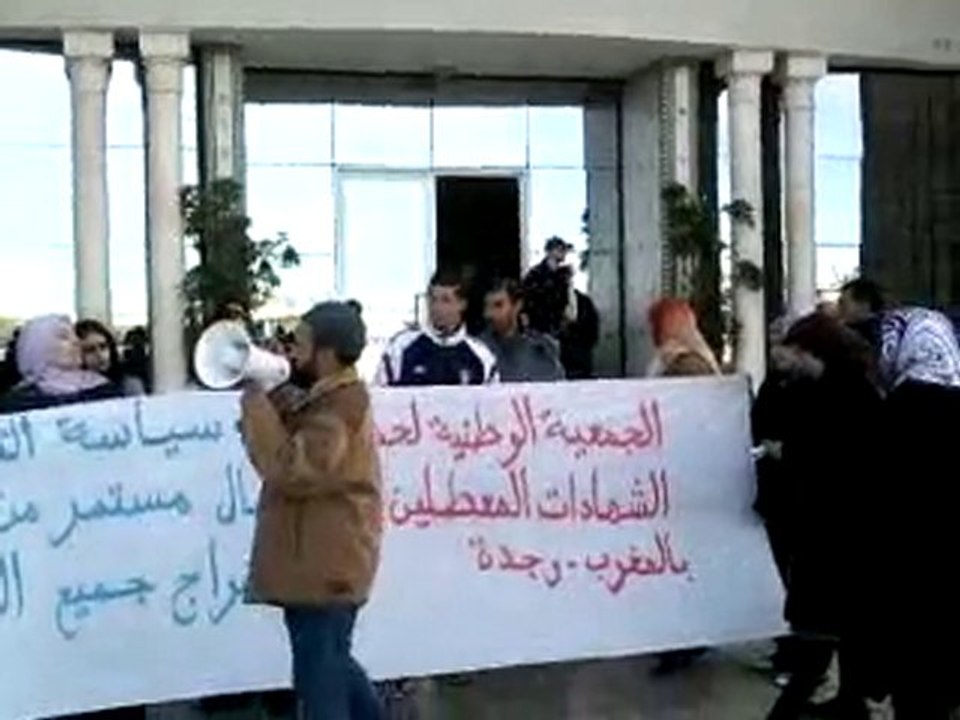 Les chômé(e)d'Oujda devant la RADEO pour demander une part d