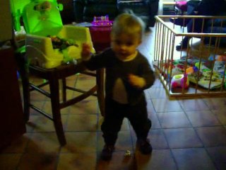 Collonges - Axelle court après sa papillotte