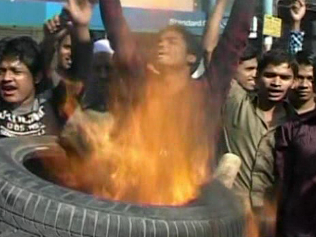 Investors and Police Clash as Stocks Freefall in Bangladesh