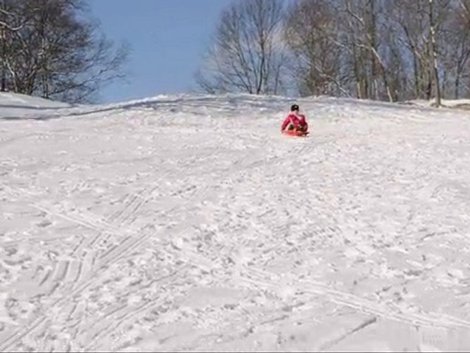 Léonie fait de la luge