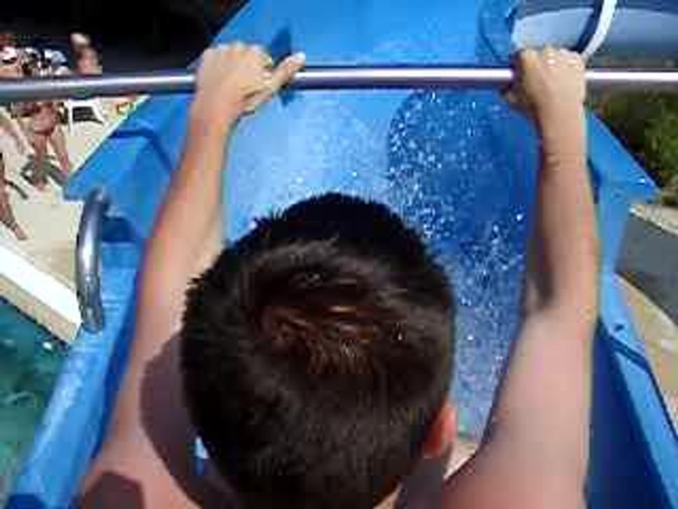 Stephan dans le toboggan bleu