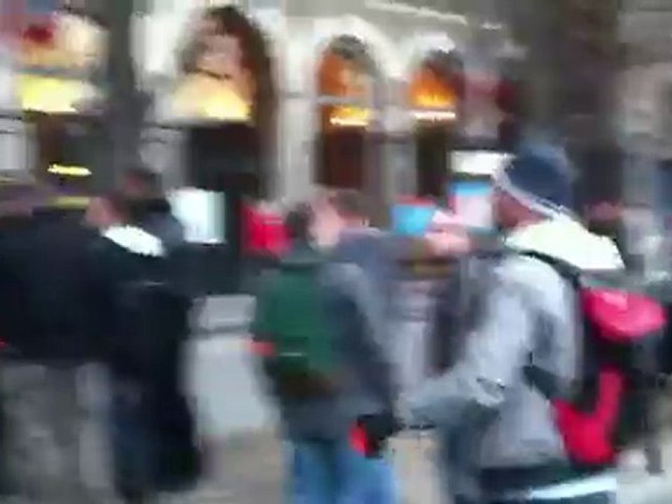 Casseurs coffrés sur le parvis Notre-Dame