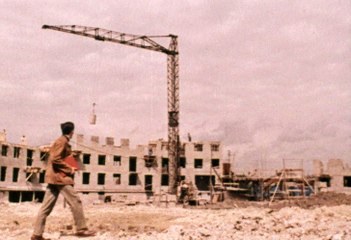 Cités du soleil 1958 Réalisation : Jean-Claude Sée Sujet : Fiction qui présente les réalisations des HLM en France et la lutte contre l'habitat indigne insalubre
